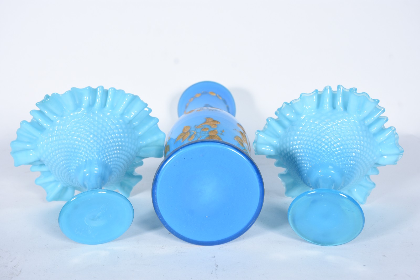 Três peças de opalina azul, sendo: vaso alto feitio bojudo com flores... - foto 5 de 9