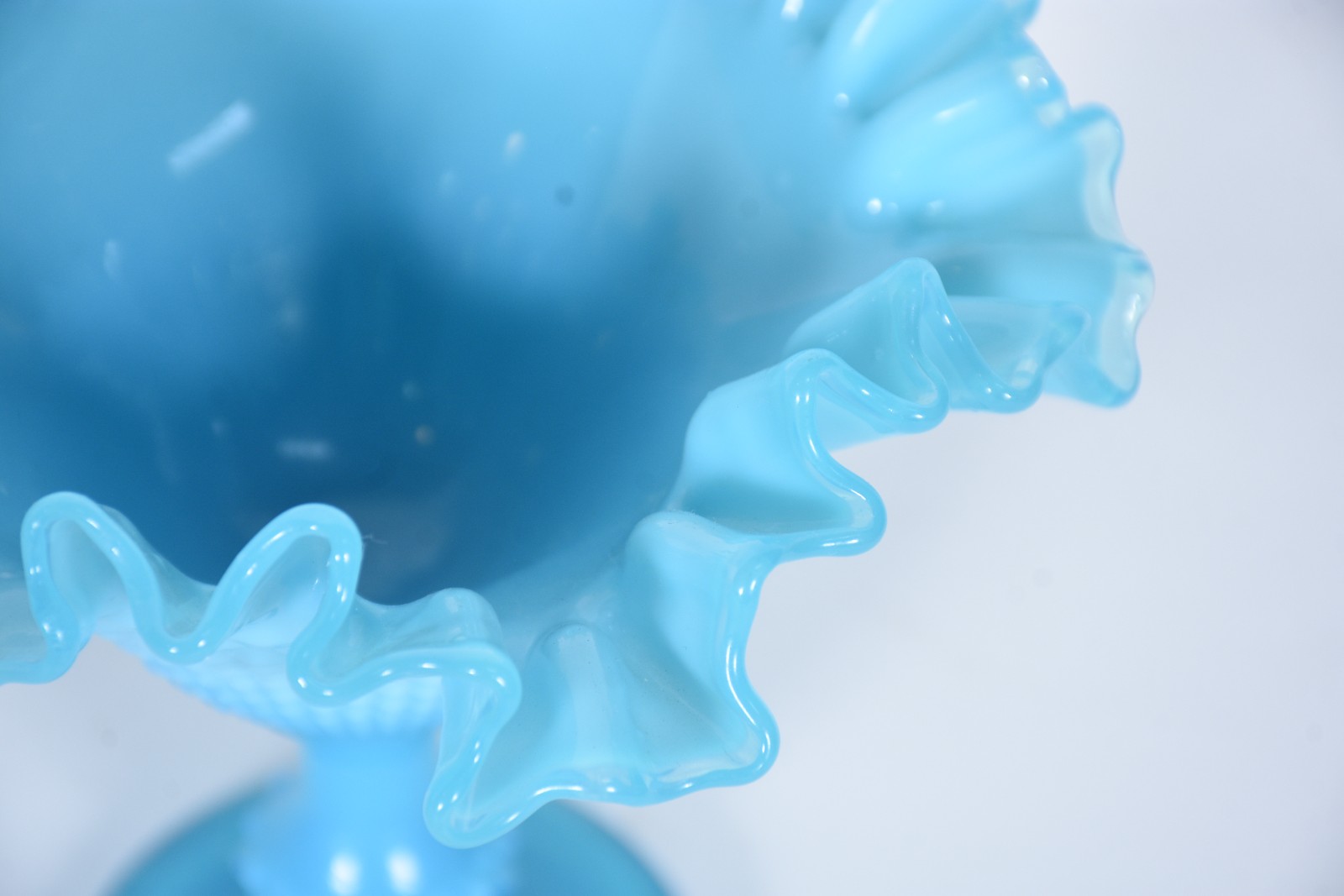 Três peças de opalina azul, sendo: vaso alto feitio bojudo com flores... - foto 6 de 9