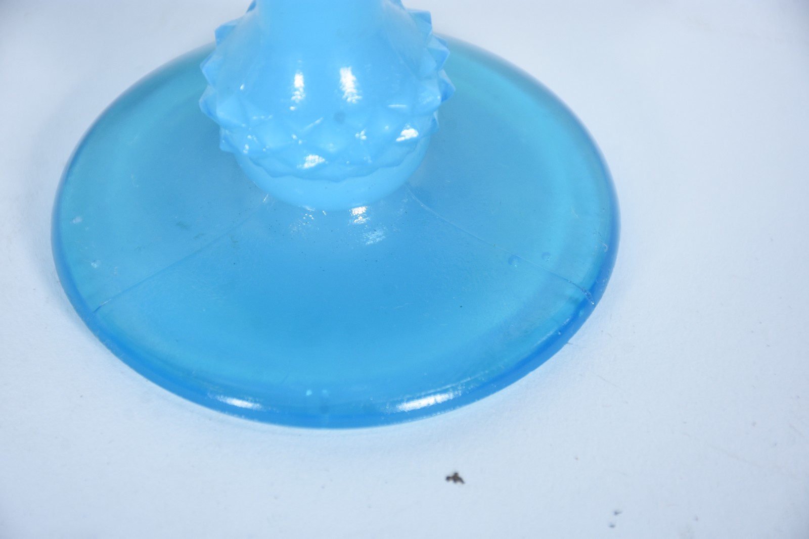 Três peças de opalina azul, sendo: vaso alto feitio bojudo com flores... - foto 7 de 9