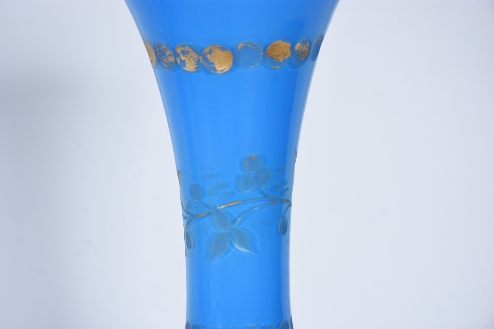 Três peças de opalina azul, sendo: vaso alto feitio bojudo com flores... - foto 8 de 9