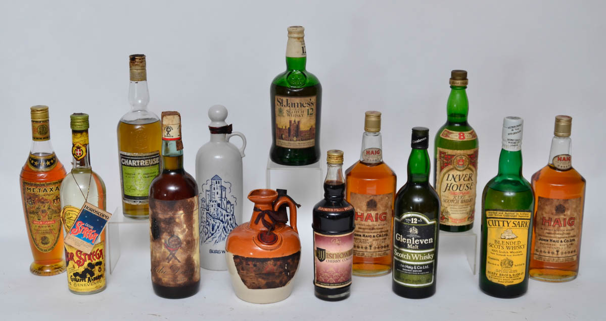 Treze garrafas de bebidas diversas.
