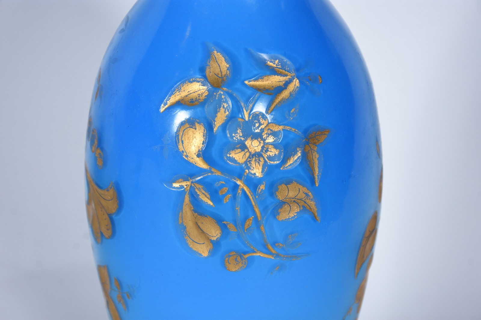Três peças de opalina azul, sendo: vaso alto feitio bojudo com flores... - foto 9 de 9