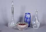 Quatro peças diversas, sendo: cinzeiro de muran... - Quatro peças diversas, sendo: cinzeiro de murano (fundo com lascados), vaso azul lapidado, garrafa lapidada com bocal de prata (fundo com furo) ...