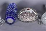 Quatro peças diversas, sendo: cinzeiro de muran... - Quatro peças diversas, sendo: cinzeiro de murano (fundo com lascados), vaso azul lapidado, garrafa lapidada com bocal de prata (fundo com furo) ...