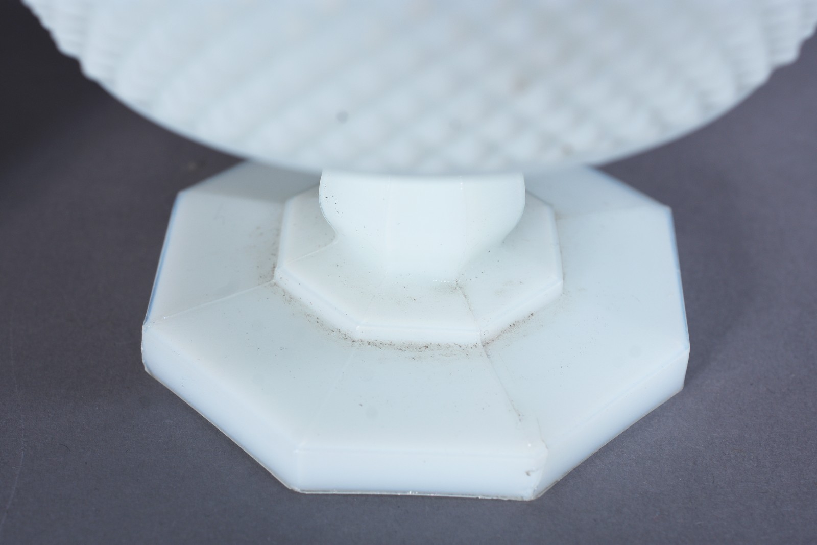 Compoteira de opalina branca trabalhada em relevo, base oitavada. - foto 5 de 6