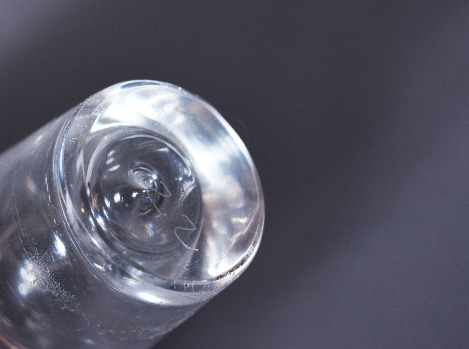 Duas garrafas de cristal europeu feitio arredondados, sendo uma... - foto 4 de 5