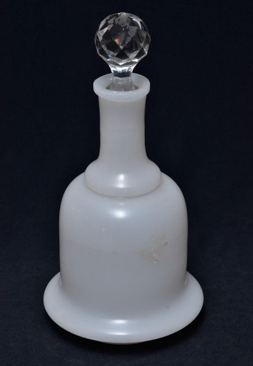 Garrafa de opalina branca, tampa de cristal multifacetado, alt. 27 cm.