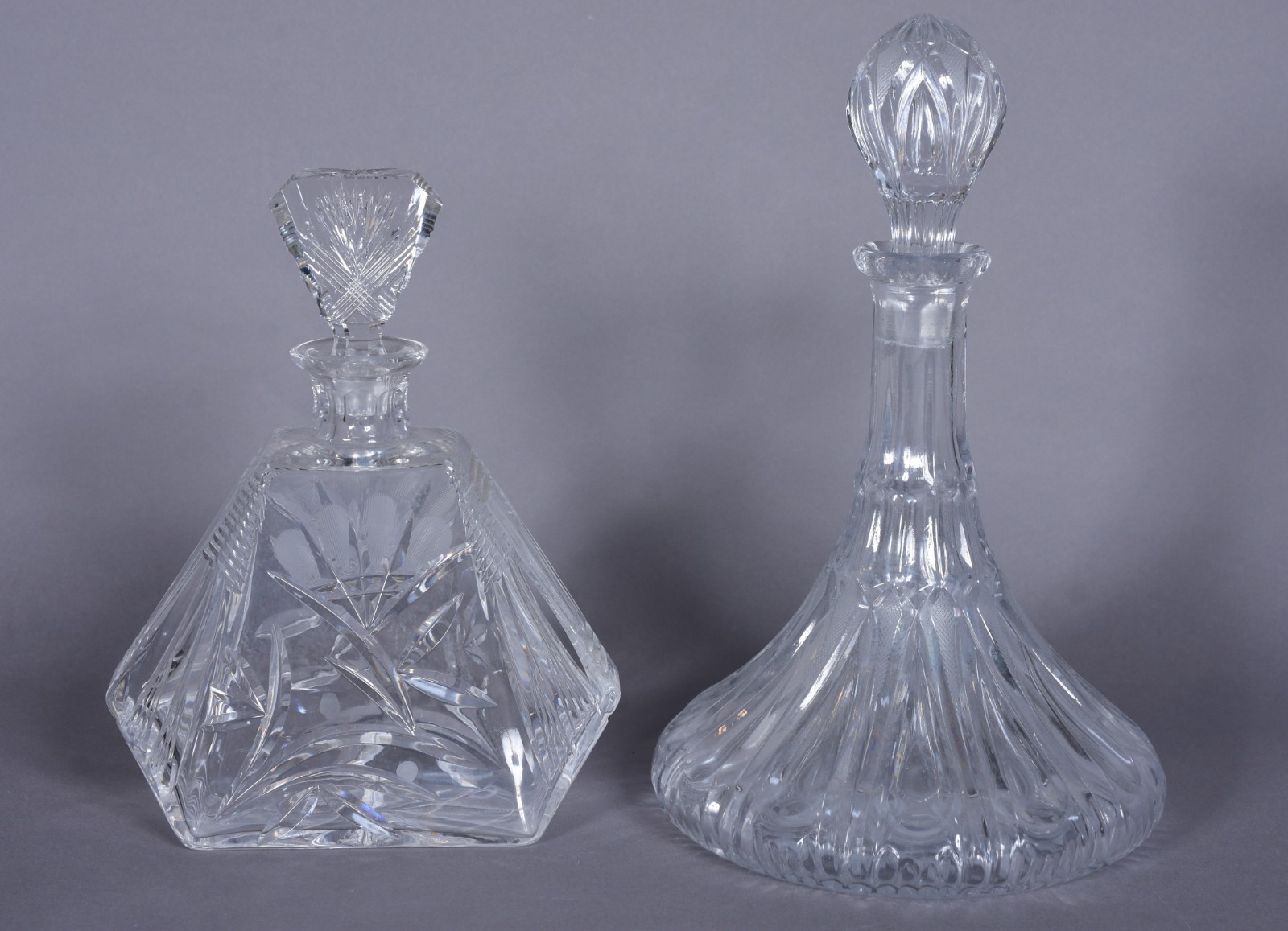 Duas garrafas de cristal lapidado, sendo uma "Captain Decanteur" com... - foto 1 de 4