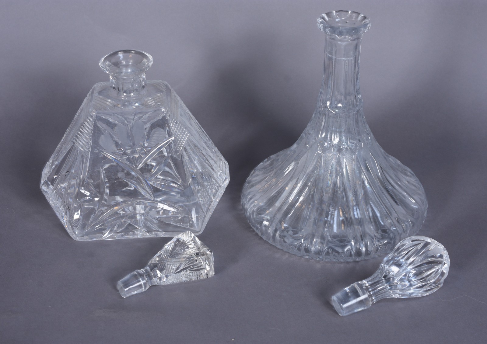Duas garrafas de cristal lapidado, sendo uma "Captain Decanteur" com... - foto 2 de 4