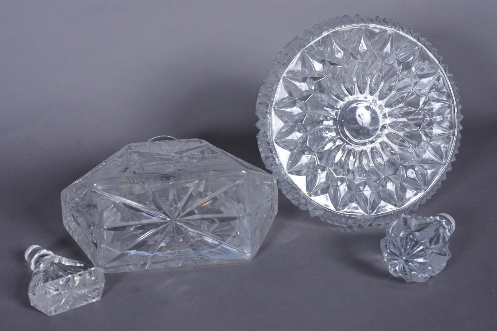 Duas garrafas de cristal lapidado, sendo uma "Captain Decanteur" com... - foto 3 de 4