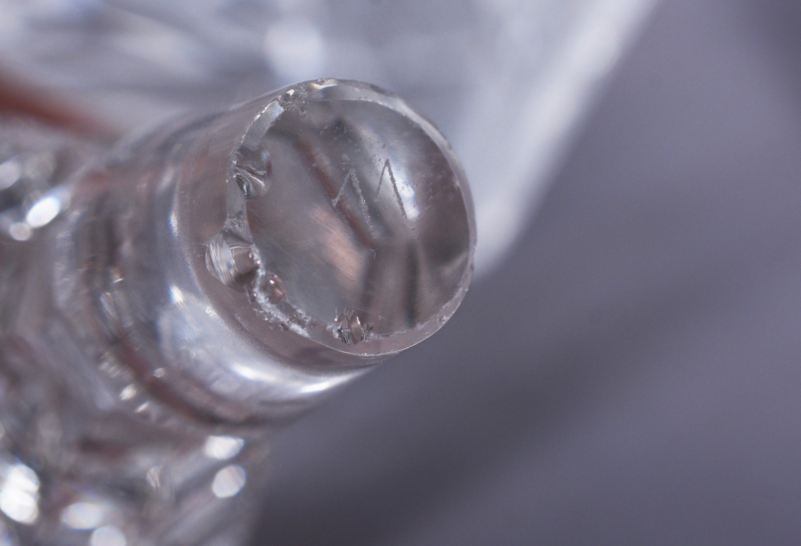 Duas garrafas de cristal lapidado, sendo uma "Captain Decanteur" com... - foto 4 de 4