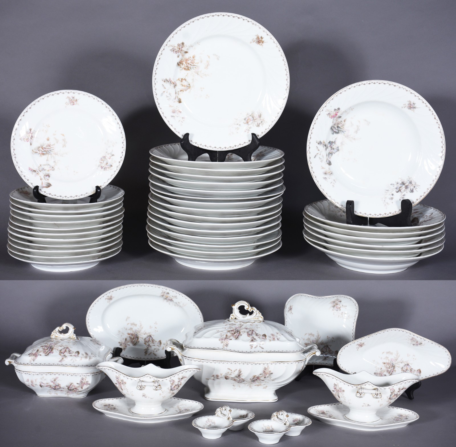 Serviço de porcelana francesa na cor branca, decorada com pequenas... - foto 1 de 8