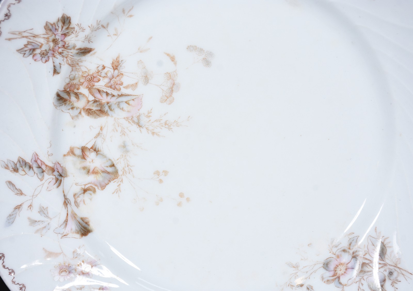 Serviço de porcelana francesa na cor branca, decorada com pequenas... - foto 2 de 8