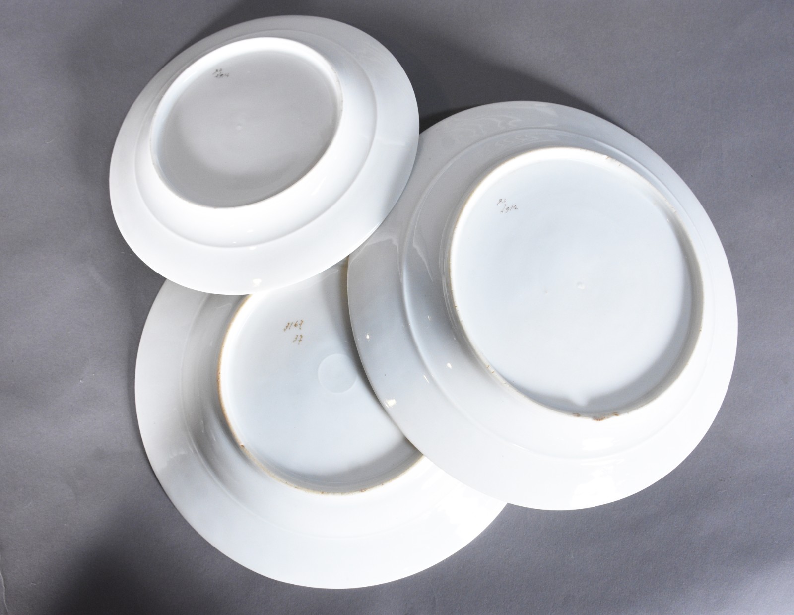 Serviço de porcelana francesa na cor branca, decorada com pequenas... - foto 3 de 8