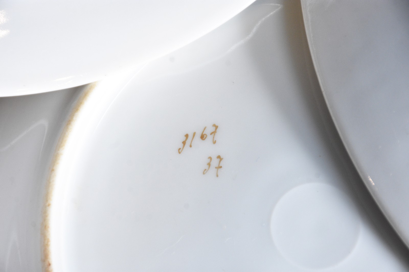 Serviço de porcelana francesa na cor branca, decorada com pequenas... - foto 4 de 8