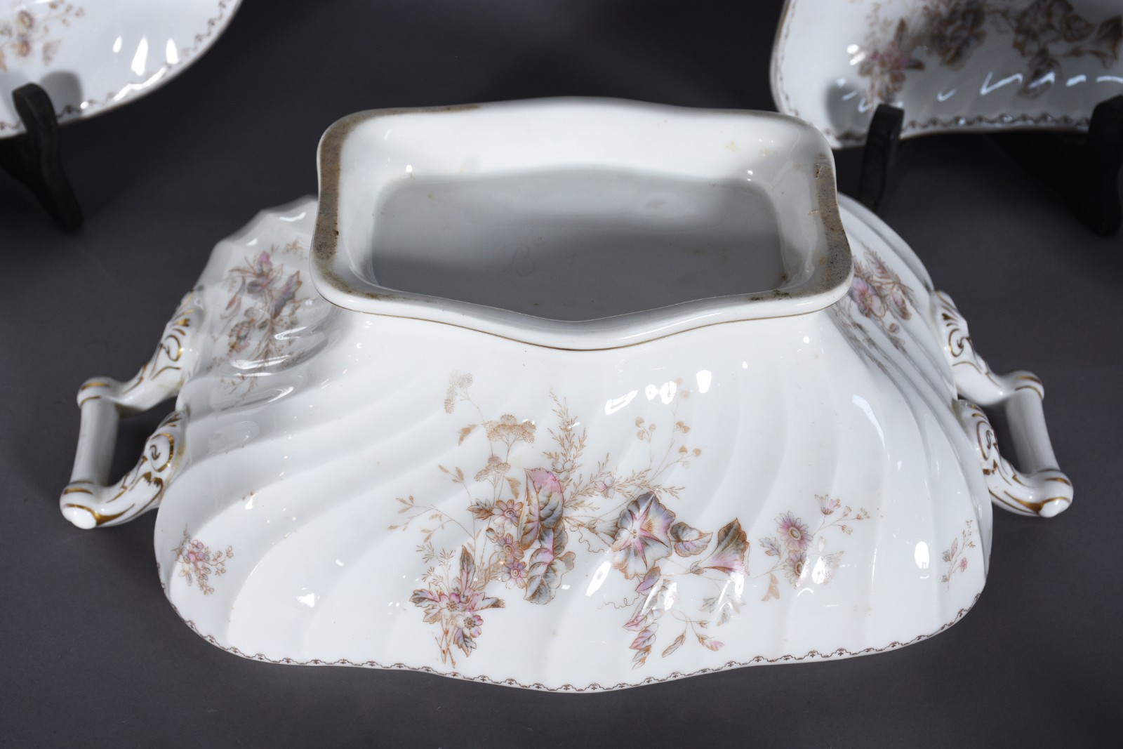 Serviço de porcelana francesa na cor branca, decorada com pequenas... - foto 5 de 8