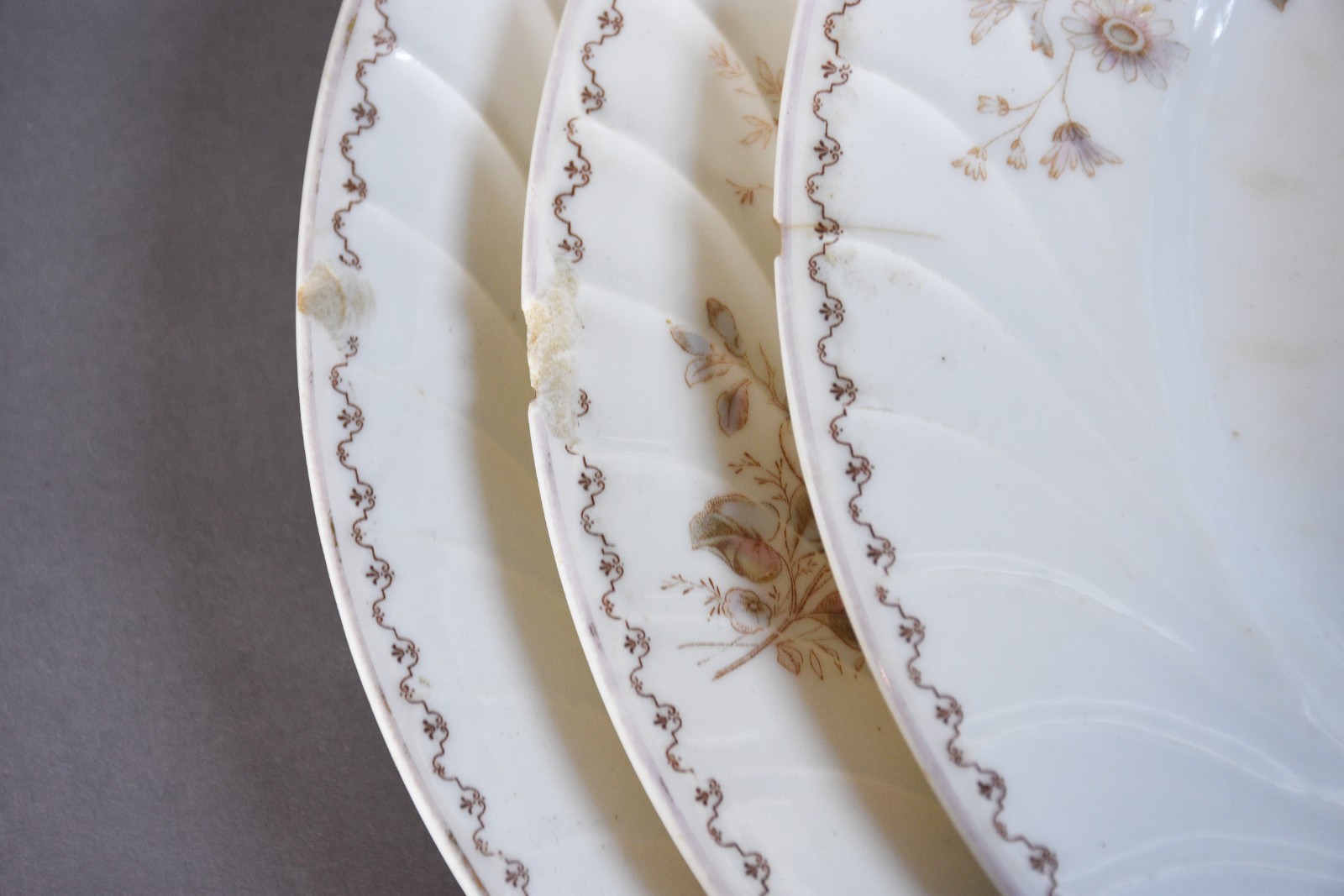 Serviço de porcelana francesa na cor branca, decorada com pequenas... - foto 6 de 8