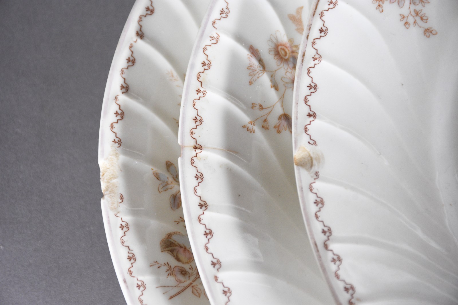 Serviço de porcelana francesa na cor branca, decorada com pequenas... - foto 7 de 8