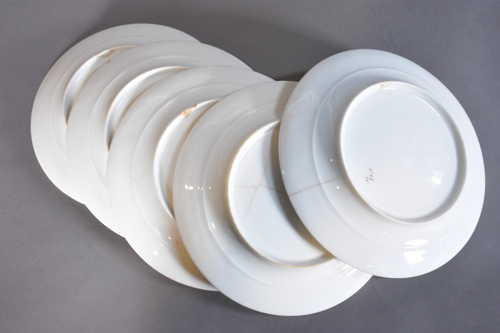 Serviço de porcelana francesa na cor branca, decorada com pequenas... - foto 8 de 8