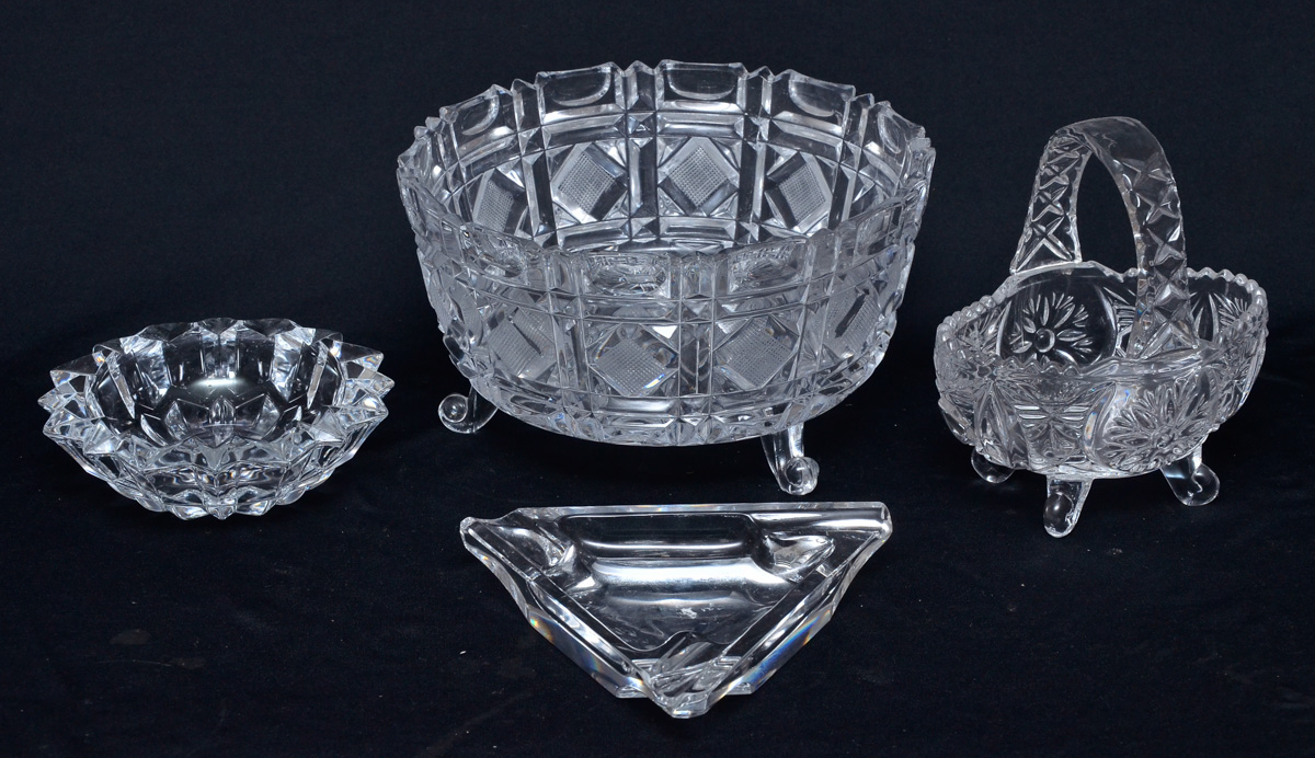 Quatro peças de cristal lapidado, sendo fruteira (diam. 20 cm)...