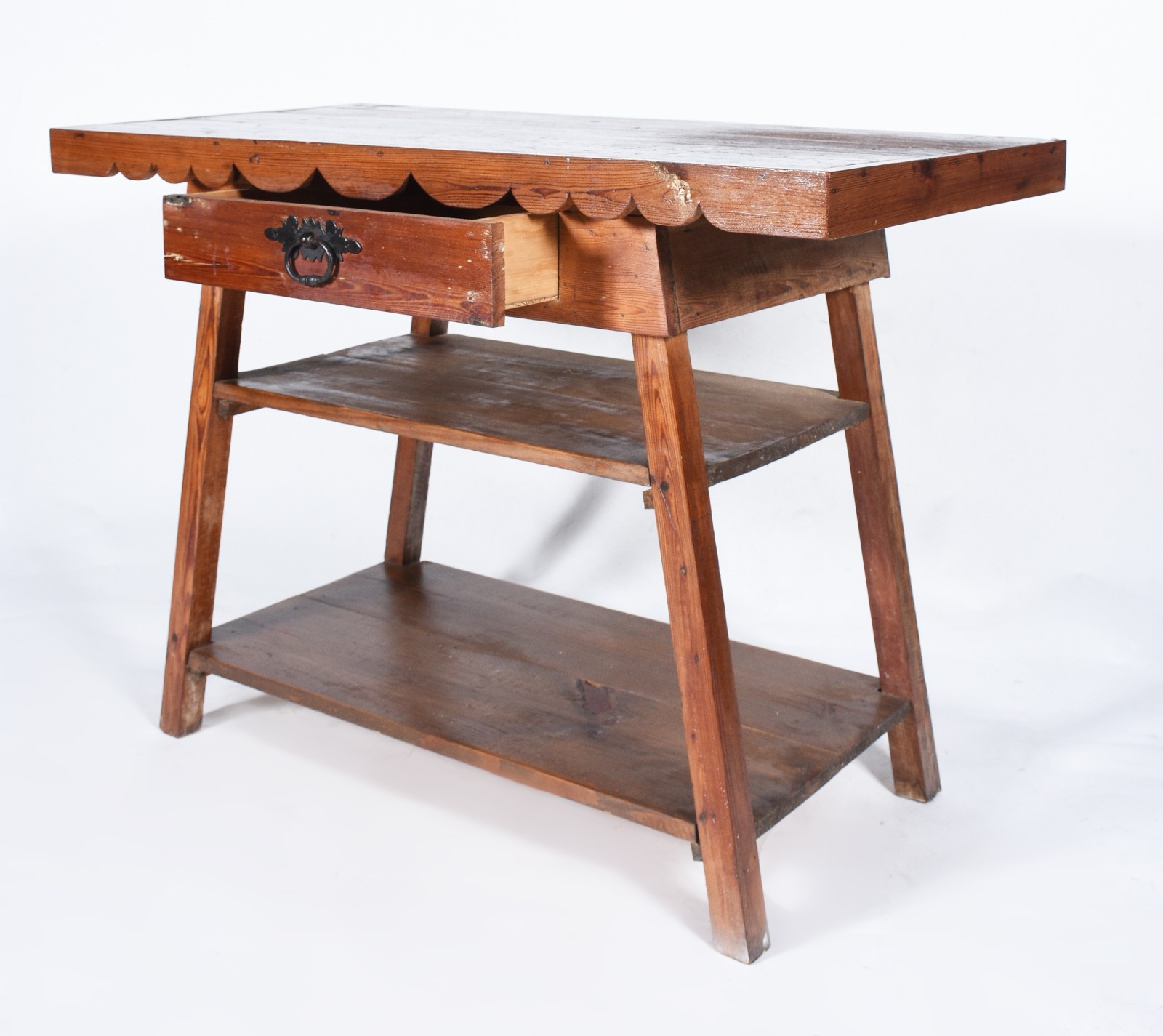 Mesa/aparador de pinho de riga, tampo retangular com saia recortada... - foto 2 de 10