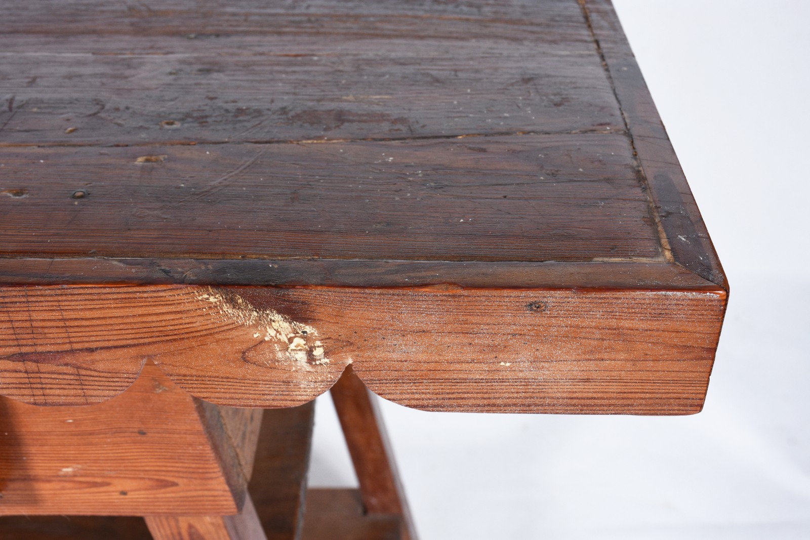 Mesa/aparador de pinho de riga, tampo retangular com saia recortada... - foto 9 de 10