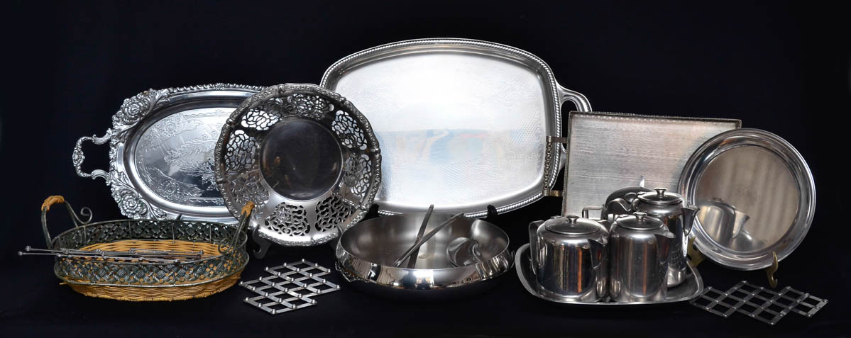 Diversas peças de inox, sendo saladeira com dois talheres; 6 porta...