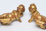 Antigo par de anjos de madeira dourada (faltand... - Antigo par de anjos de madeira dourada (faltando pequenos pedaços), alt.20 cm.