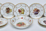 Jogo de porcelana européia comp.de bowl (diam .... - Jogo de porcelana européia comp.de bowl (diam .24 cm.) e 11 pratos (diam.19 cm) decorados com frutos em policromia e guirlandas em dourado, marc...