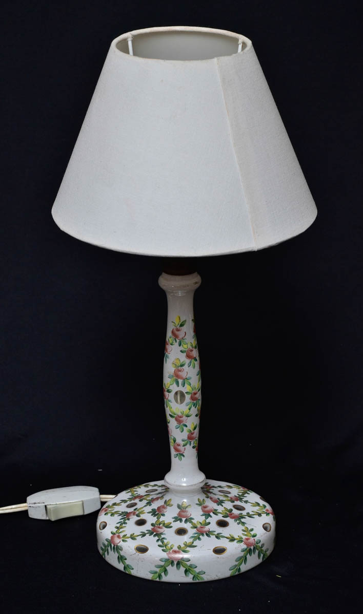 Abatjour de porcelana pintada. Alt. 44 cm.