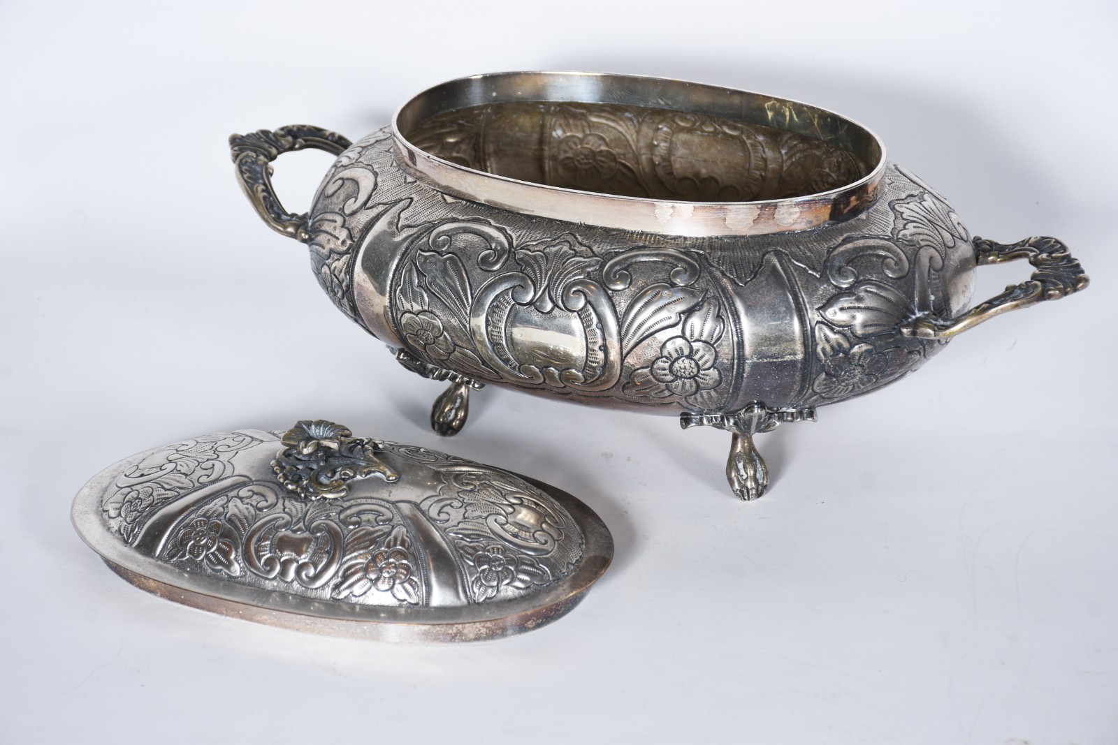 Sopeira de metal prateado com flores e concheados cinzelados... - foto 2 de 8