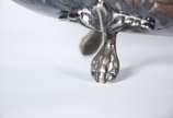 Sopeira de metal prateado com flores e conchead... - Sopeira de metal prateado com flores e concheados cinzelados. Desgastes.