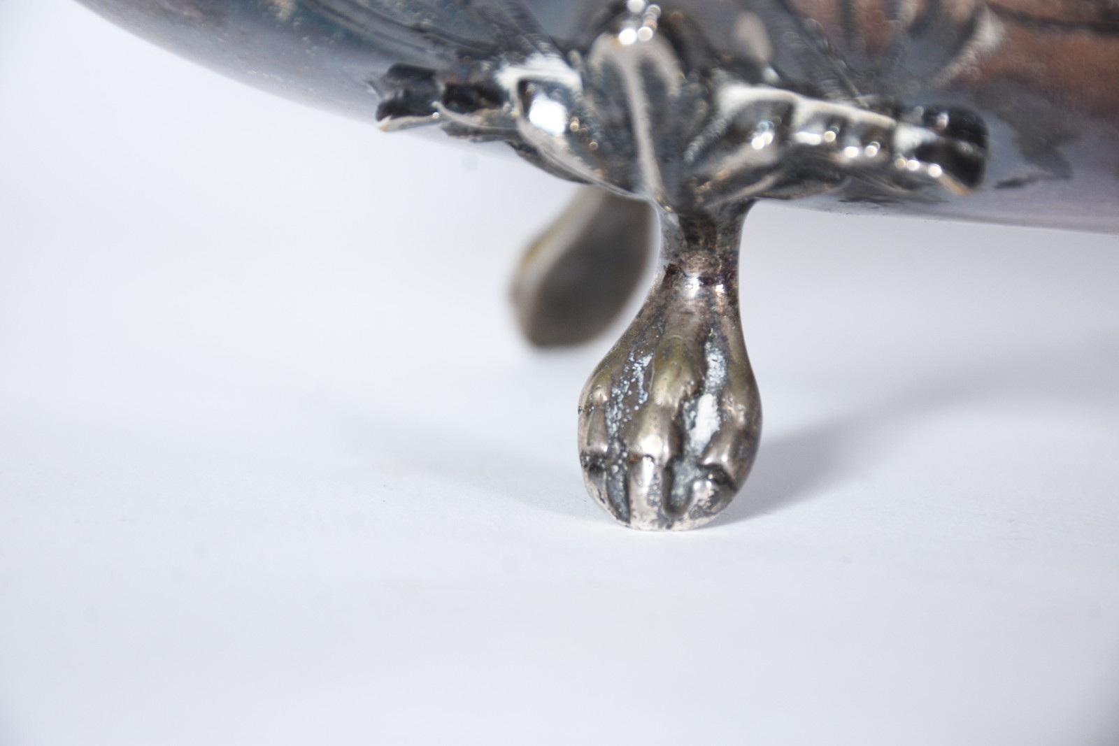Sopeira de metal prateado com flores e concheados cinzelados... - foto 6 de 8