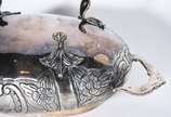 Sopeira de metal prateado com flores e conchead... - Sopeira de metal prateado com flores e concheados cinzelados. Desgastes.