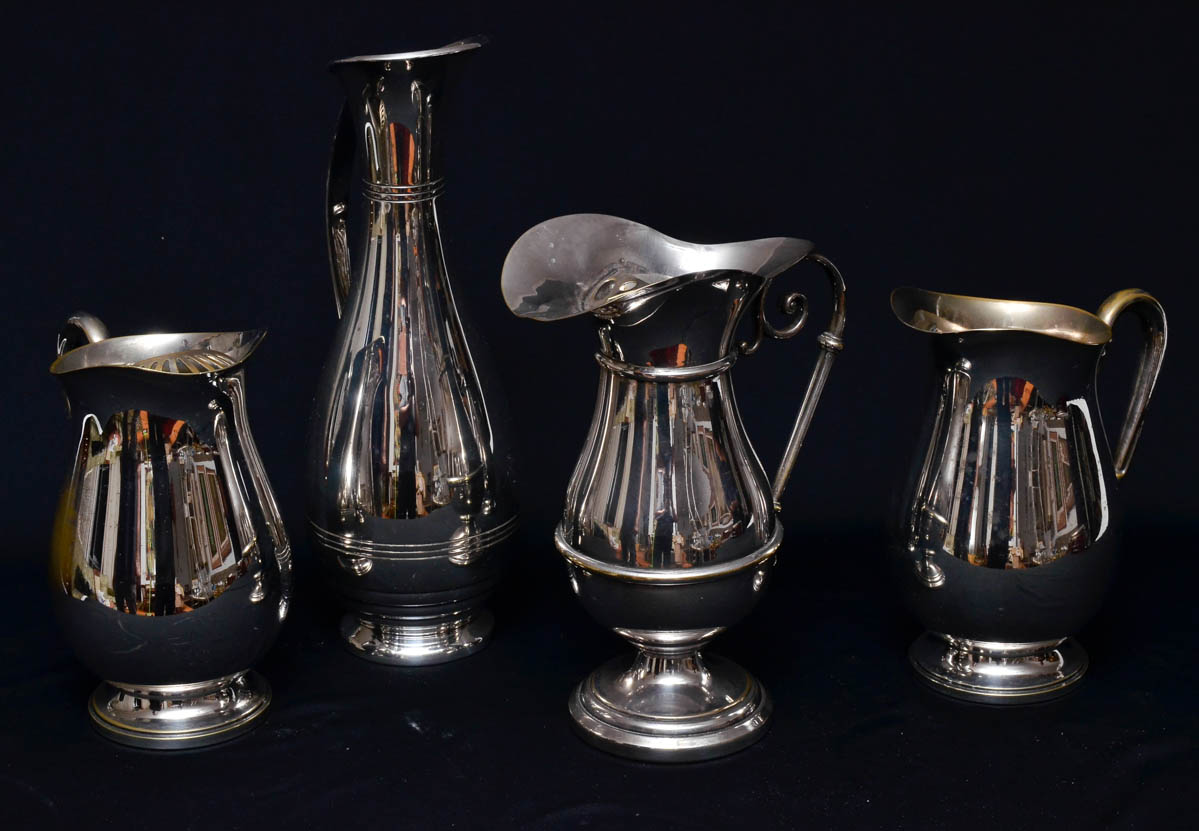 Quatro jarras diversas de metal prateado. Alt. maior. 33 cm.