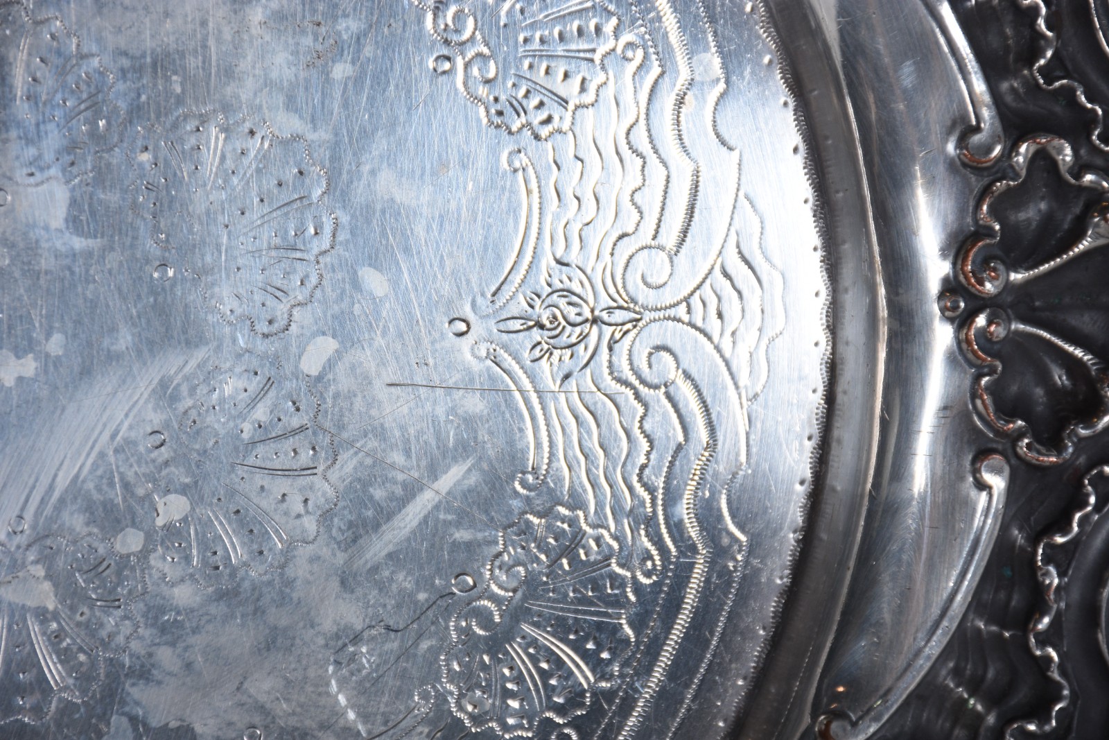 Salva de metal prateado, fundo cinzelado, borda com concheados em... - foto 6 de 6