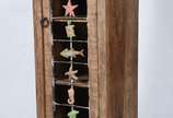 Móvel estante de madeira rústica, porta vazada ... - Móvel estante de madeira rústica, porta vazada decorada com figuras marinhas em policromia.