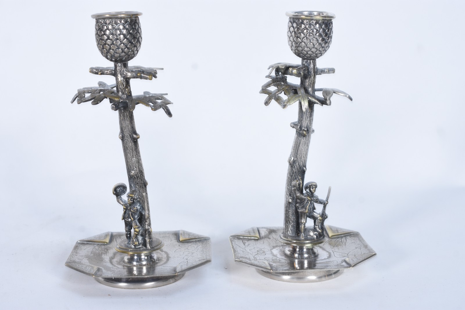 Diversas peças de metal prateado, sendo: par de castiçais; porta... - foto 2 de 8