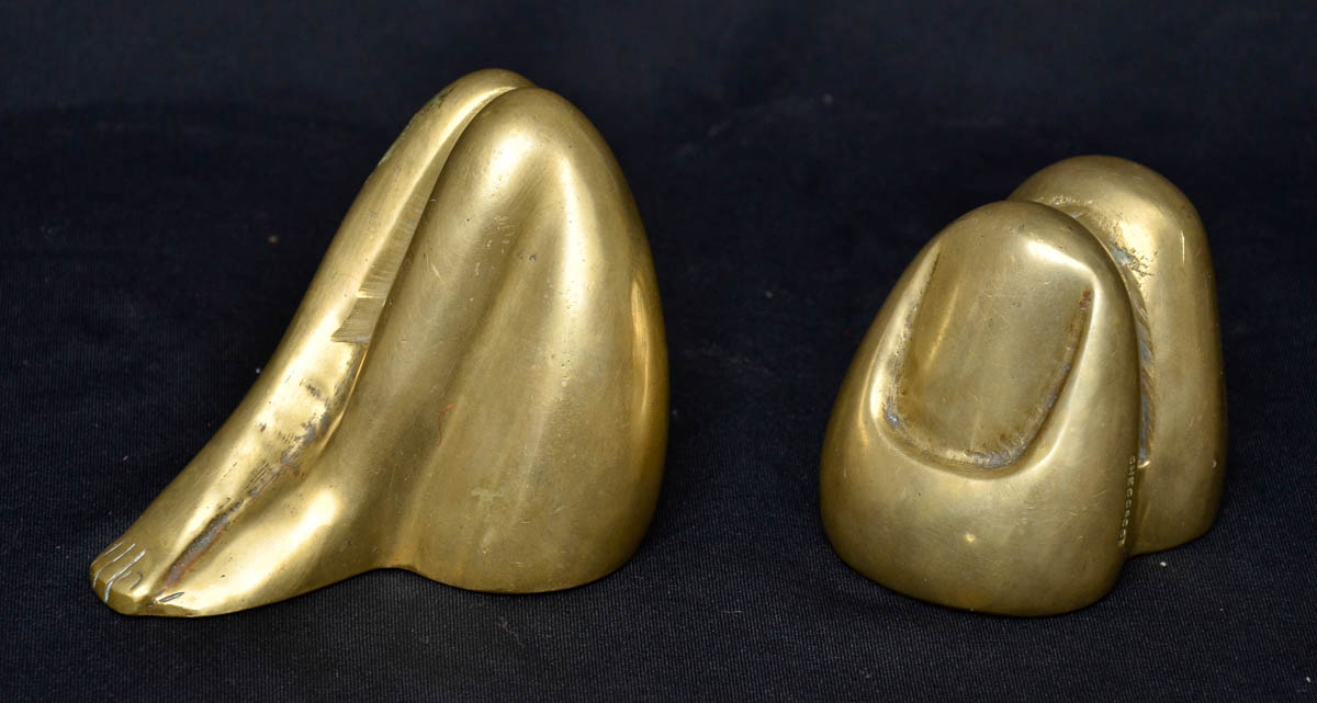 CHECCACCI de bronze representando dedos e pernas.