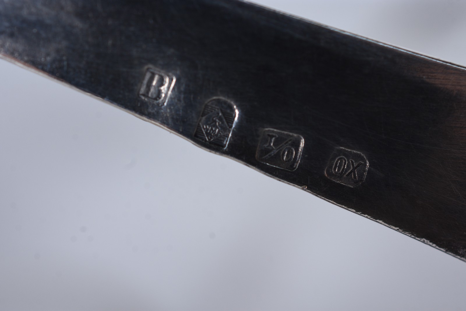 Diversas peças de metal prateado, sendo: par de castiçais; porta... - foto 8 de 8