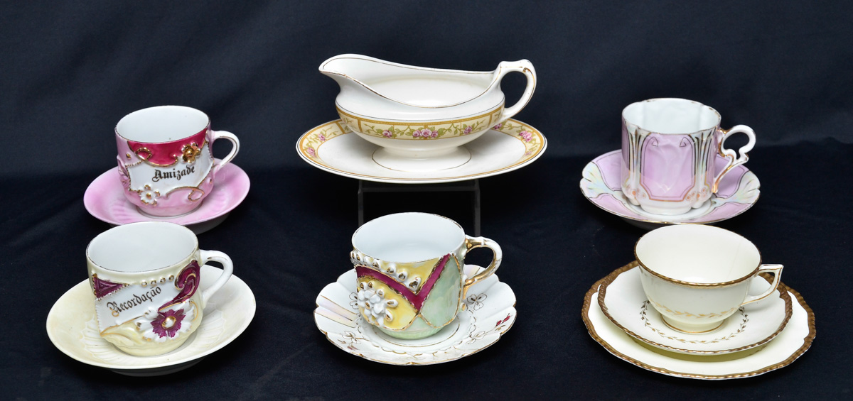 Diversas peças de porcelana, sendo 5 xícaras de chá com pires em...