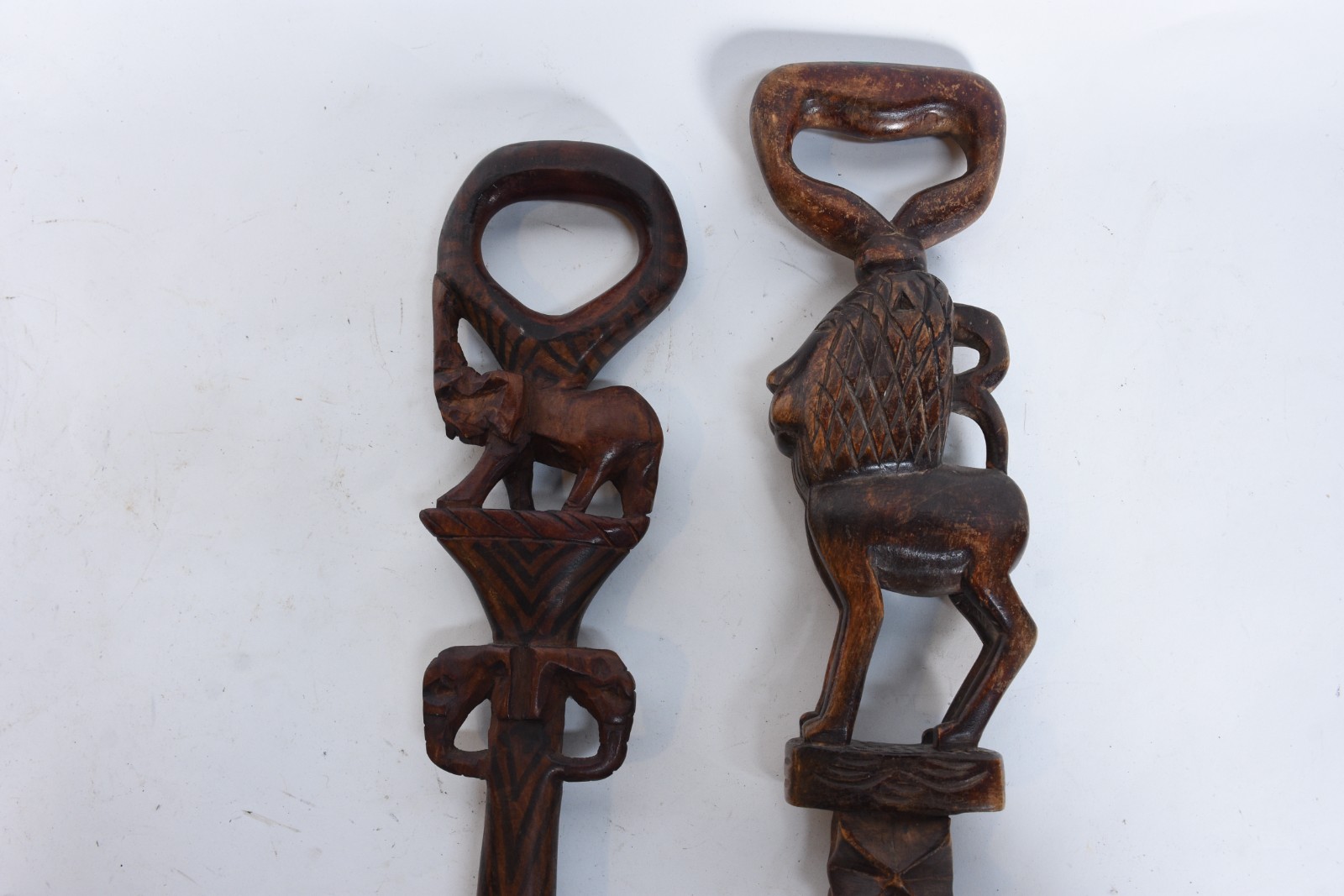 Diversas peças de madeira africana, sendo 2 bengalas com castões... - foto 6 de 7
