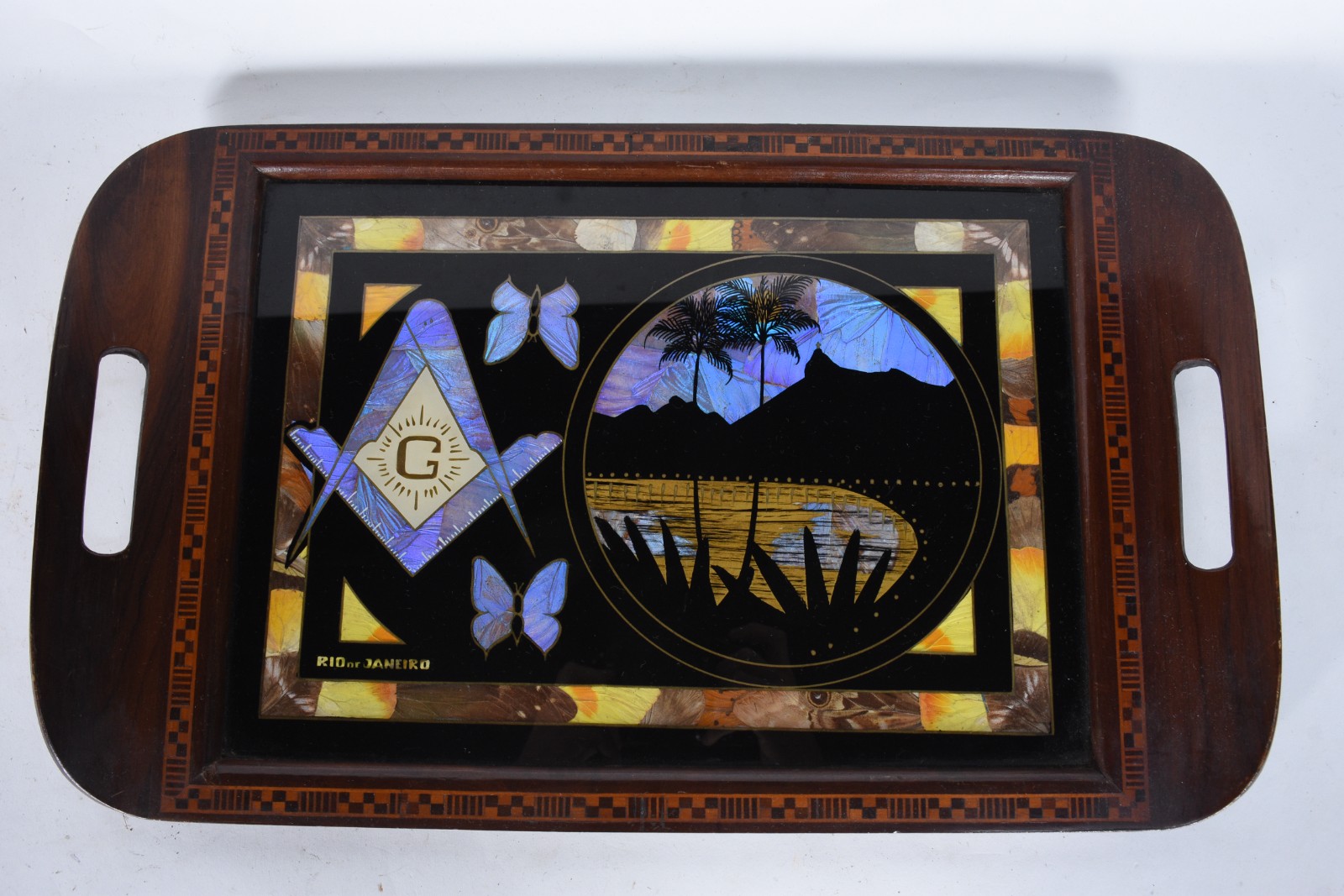 Bandeja de madeira com detalhes em marqueterie e parte central... - foto 1 de 4