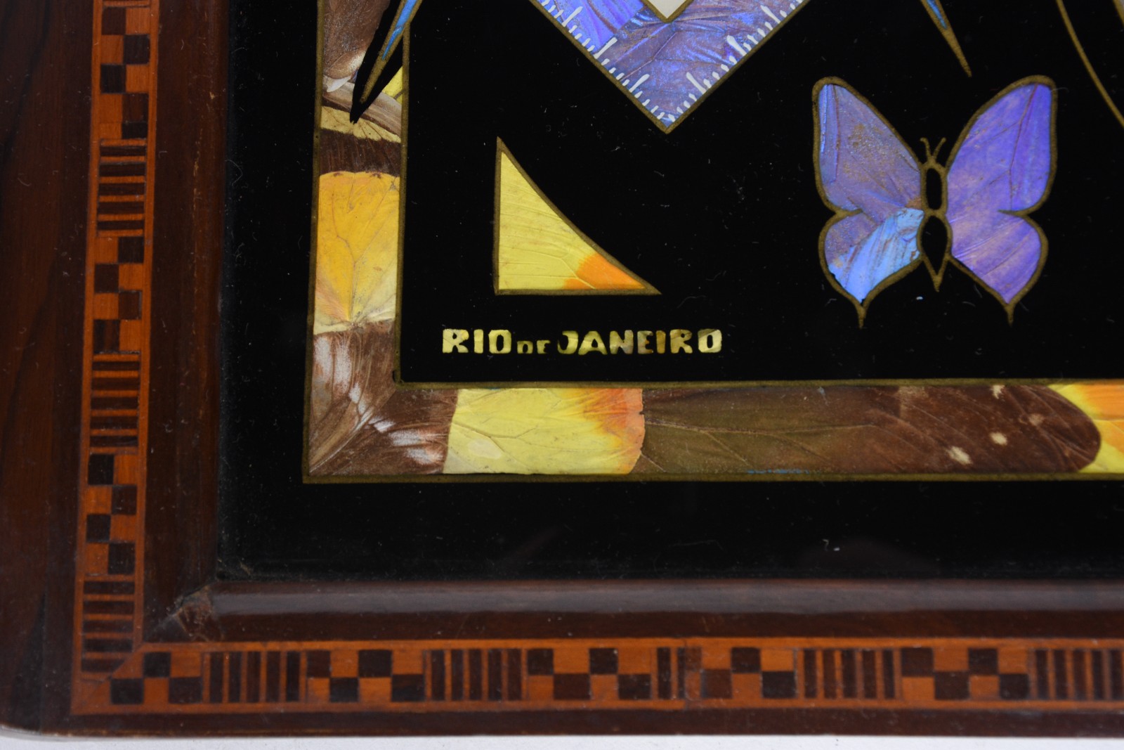 Bandeja de madeira com detalhes em marqueterie e parte central... - foto 2 de 4