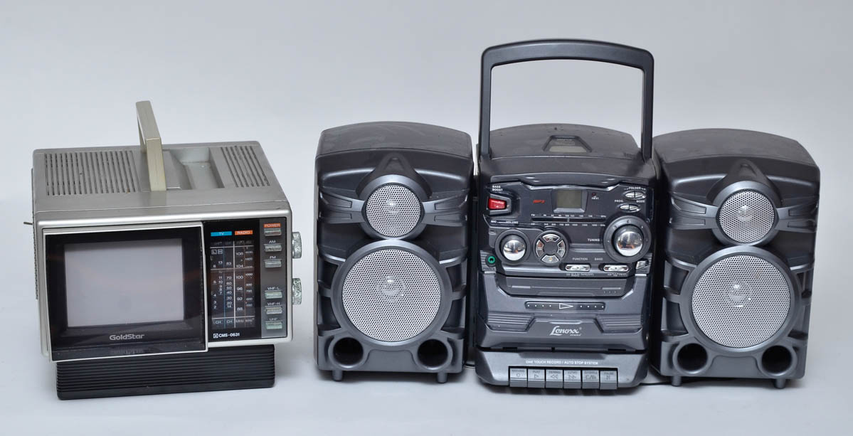 Dois aparelhos , sendo um LENOX (cd/raio e cassette) e uma TV/Radio...