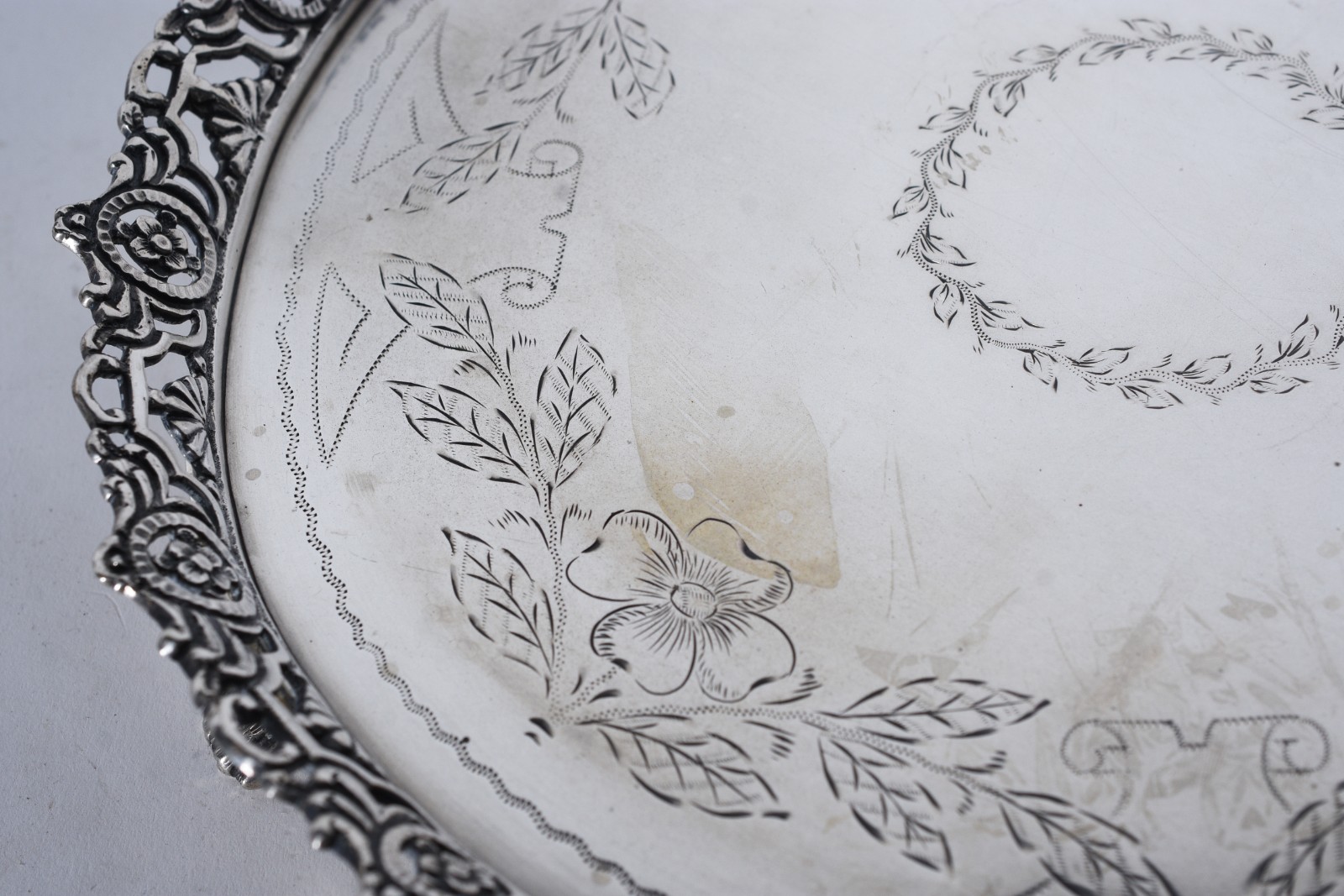 Salva de prata portuguesa, galeria com flores vazadas. Peso da prata... - foto 3 de 5