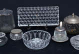 Diversas peças, sendo bandeja de cristal, 2 bom... - Diversas peças, sendo bandeja de cristal, 2 bombonieres  com tampas de metal, 2 porta geleia, , bowl, 3 potiches, garrafa de vidro com borda fei...