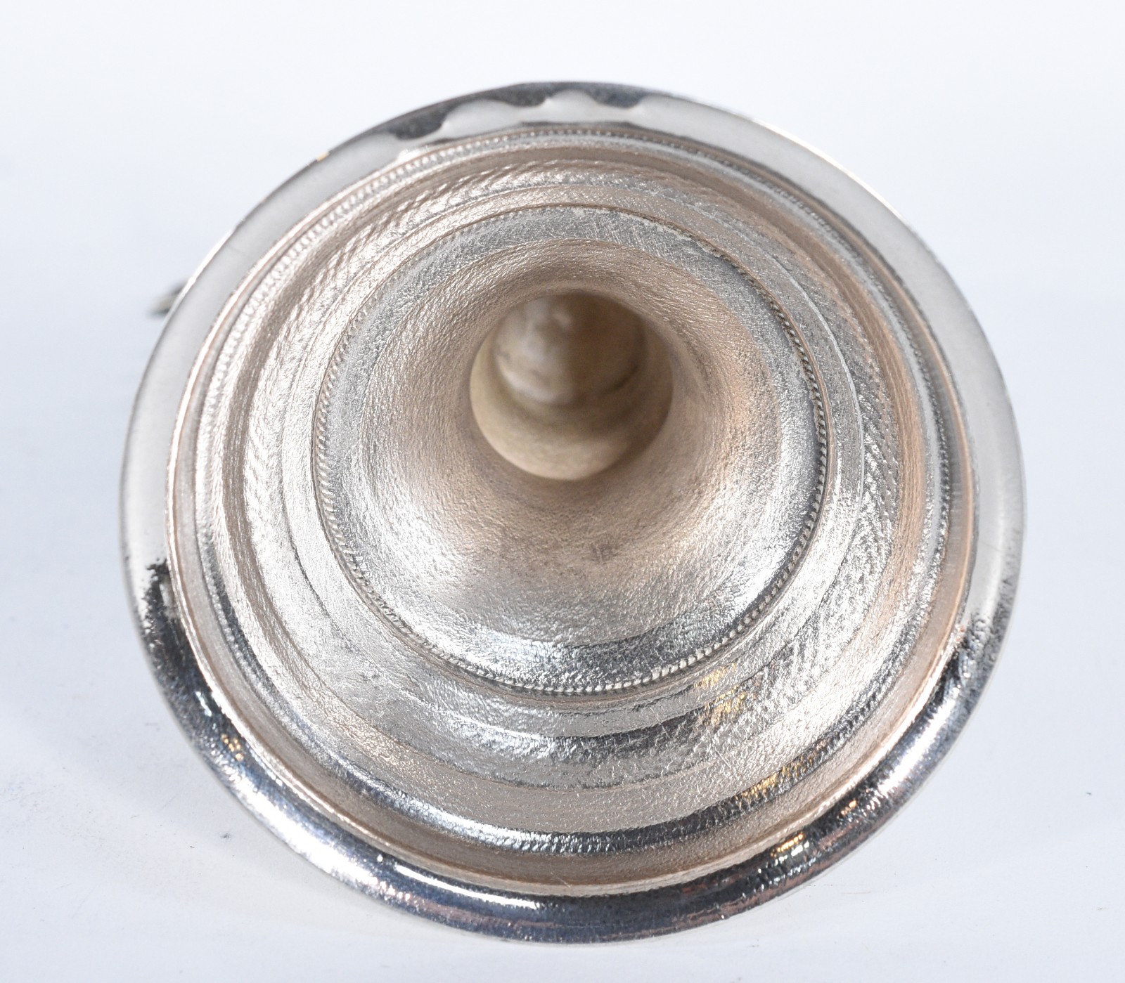 Espirito Santo sobre pedestal de prata 925 mls. Peso da prata: 150 g... - foto 6 de 6