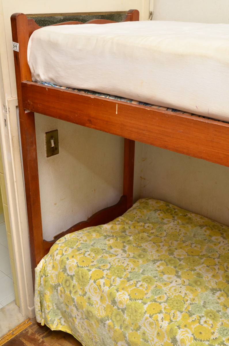 Cama beliche. Med. 1.78 x 68 cm.