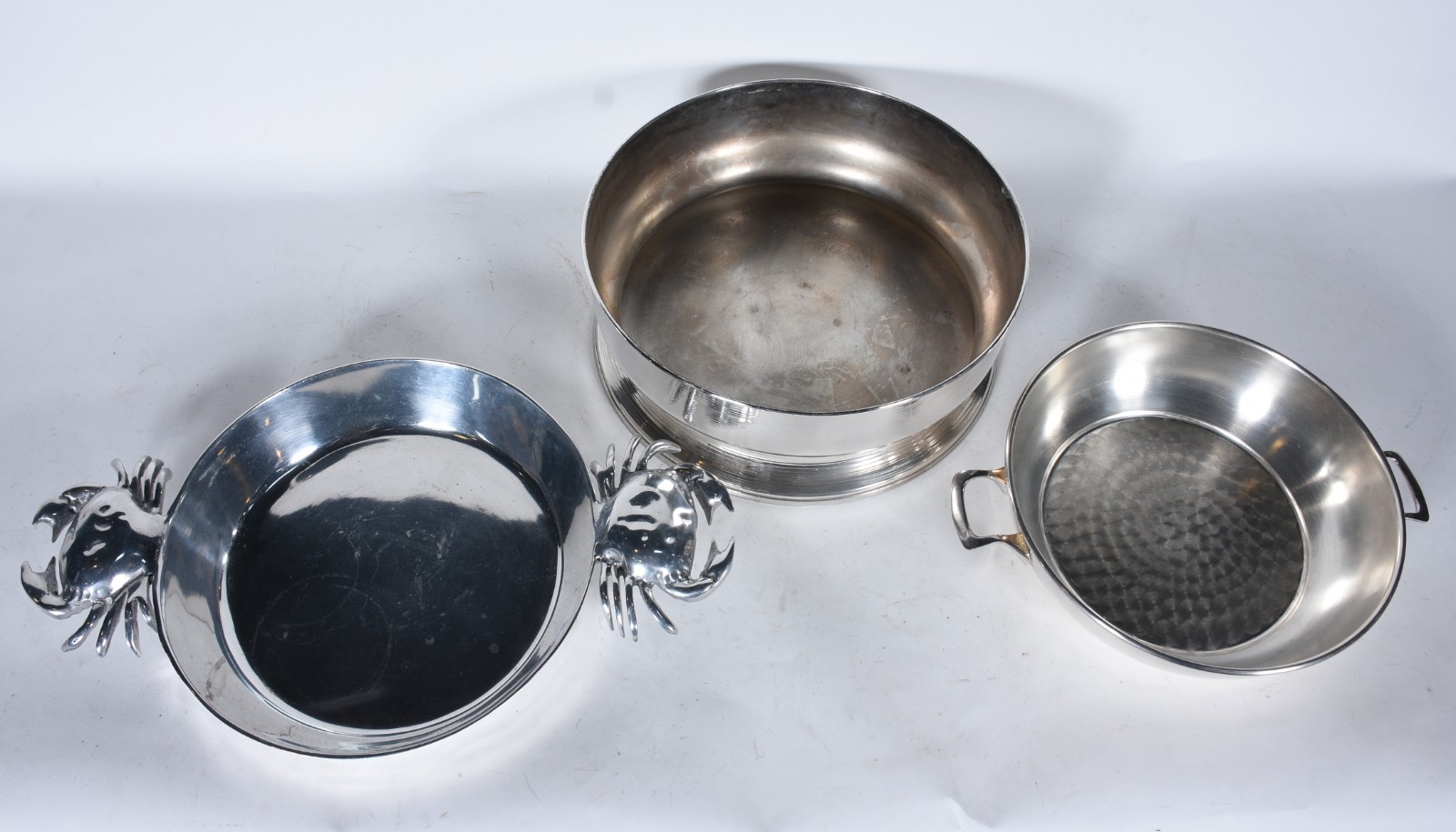 Três peças de metal, sendo grande bowl Saint James; saladeira com... - foto 2 de 6